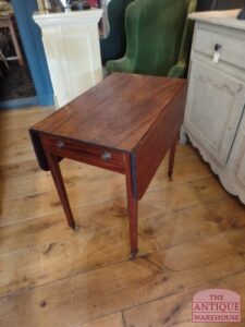 VERKOCHT   Antieke mahonie pembroke tafel, uitklapbaar met lade