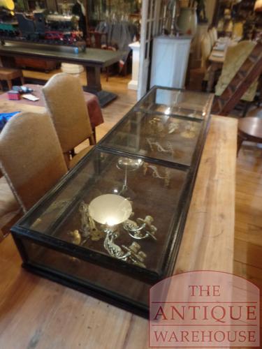 VERKOCHT  antieke vitrinekast tafelmodel