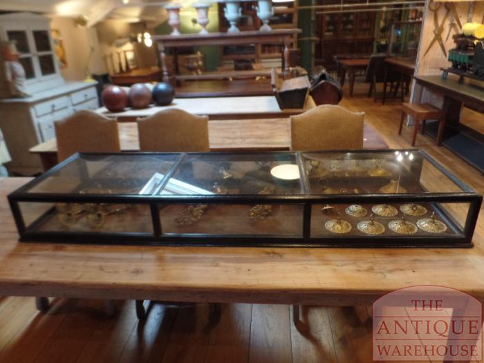 antieke vitrinekast tafelmodel 2