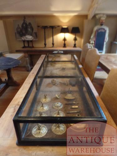 antieke vitrinekast tafelmodel 3