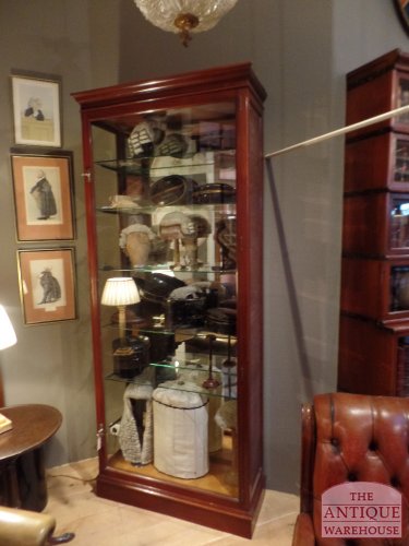 VERKOCHT   AntiekeVERKOCHT    mahonie vitrine kast