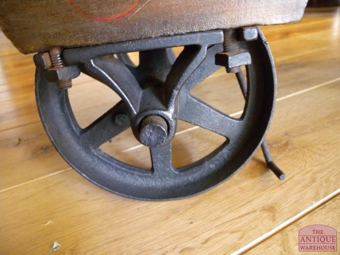 VERKOCHT gietijzeren balans/steekwagen