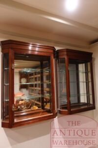 VERKOCHT paar antieke Engelse hang vitrinekasten, Paar antike englische Hängevitrinen