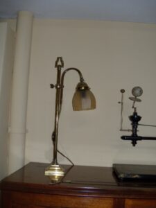 VERKOCHT SOLD antiek messing bureaulampje