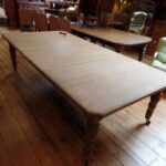 Antieke eiken coulissen tafel in lichte kleur, max 14 personen 1