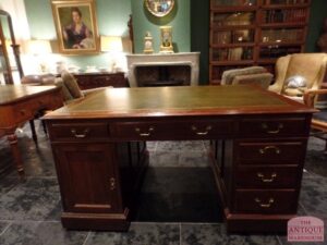 VERKOCHT SOLD antieke Engels bureau geschikt voor twee personen,