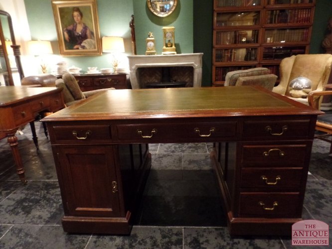 VERKOCHT SOLD antieke Engels bureau geschikt voor twee personen,