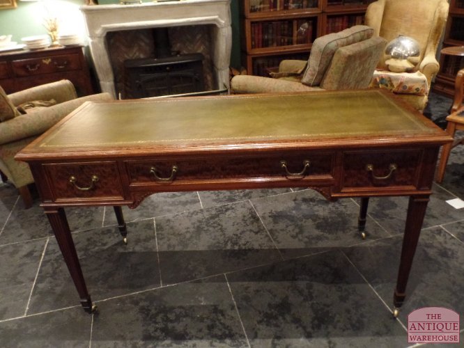 VERKOCHT SOLD antieke Engelse schrijftafel van circa 1880, gesigneerd door de meubelmakers Hindley en Wilkinson te London, Sold