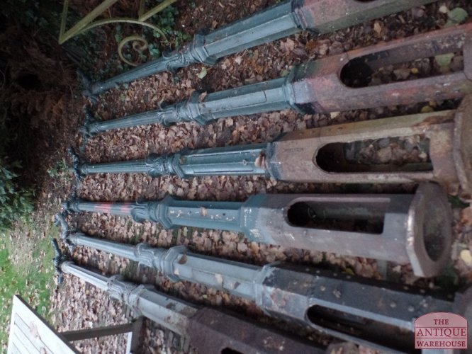 VERKOCHT SOLD antieke gietijzeren lantaarnpalen 8 stuks