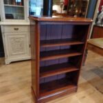 Antiek klein mahonie open boekenkastje 1