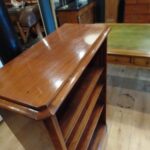 Antiek klein mahonie open boekenkastje 2