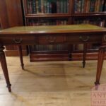 Antieke mahonie schrijftafel met origineel leer, laat-Victoriaans 1