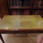 Antieke mahonie schrijftafel met origineel leer, laat-Victoriaans 2