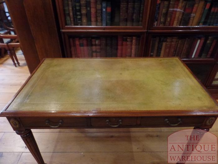 Antieke mahonie schrijftafel met origineel leer, laat-Victoriaans 2