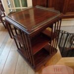 Antieke mahoniehouten boekenmolen met messing galerij 1