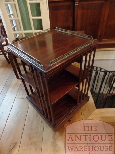 VERKOCHT SOLD antieke mahoniehouten boekenmolen met messing gallerij