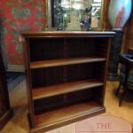 Antieke mahoniehouten open boekenkast 1