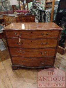 VERKOCHT SOLD antieke serpetine 18 de eeuwse ladekast,18th Century Georgian Mahogany Small Chest of drawers