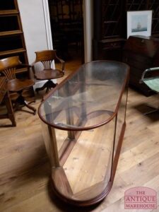 VERKOCHT SOLD antieke toonbank met ovale uit einde, antieke  vitrinekast, antieke winkelkast