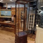 antieke vitrinekast met gebogen glas 1