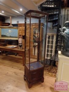 VERKOCHT SOLD antieke vitrinekast met gebogen glas
