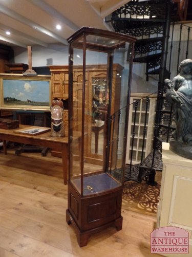 VERKOCHT SOLD antieke vitrinekast met gebogen glas