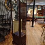 antieke vitrinekast met gebogen glas 2