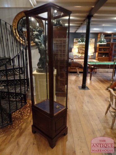 antieke vitrinekast met gebogen glas 2