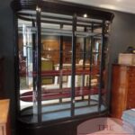 antieke vitrinekast met gebogen zijruiten 1