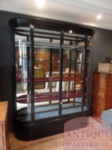 VERKOCHT SOLD antieke vitrinekast met gebogen zijruiten