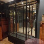 antieke vitrinekast met gebogen zijruiten 2