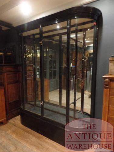 antieke vitrinekast met gebogen zijruiten 2