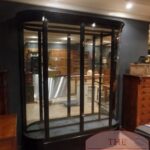 antieke vitrinekast met gebogen zijruiten 3