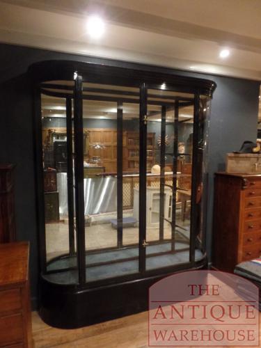 antieke vitrinekast met gebogen zijruiten 3