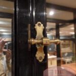 antieke vitrinekast met gebogen zijruiten 4