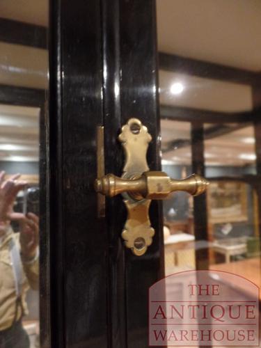 antieke vitrinekast met gebogen zijruiten 4