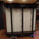 antieke zwart gepolitourde vitrinekast met gebogen glas op zijkanten 1