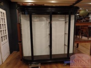 VERKOCHT SOLD antieke zwart gepolitourde vitrinekast met gebogen glas op zijkanten, circa 1880 afkomstig uit UK
