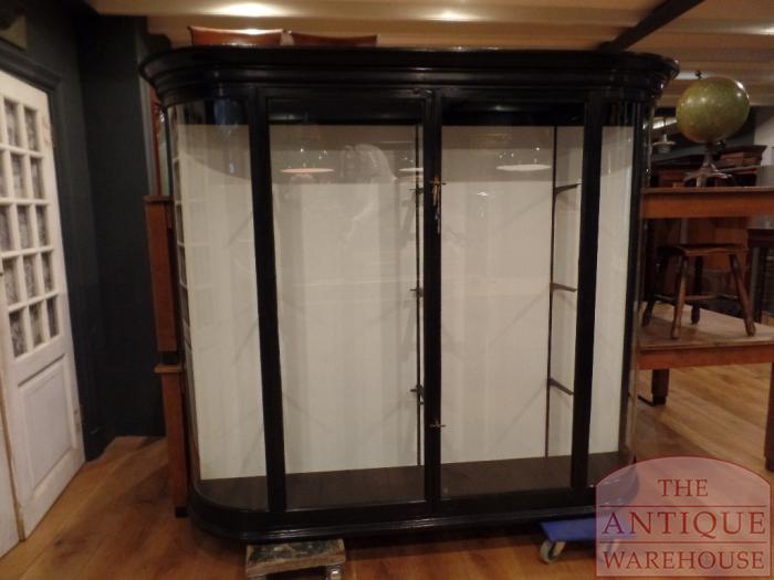 VERKOCHT SOLD antieke zwart gepolitourde vitrinekast met gebogen glas op zijkanten, circa 1880 afkomstig uit UK