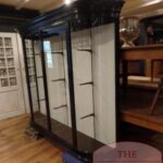 antieke zwart gepolitourde vitrinekast met gebogen glas op zijkanten 2