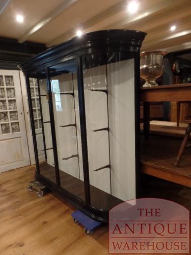 antieke zwart gepolitourde vitrinekast met gebogen glas op zijkanten 2