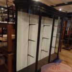 antieke zwart gepolitourde vitrinekast met gebogen glas op zijkanten 3