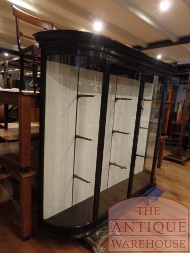 antieke zwart gepolitourde vitrinekast met gebogen glas op zijkanten 3