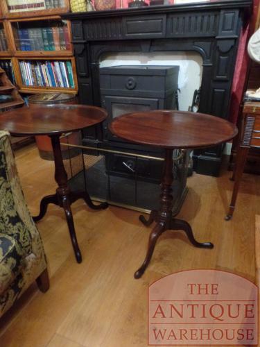 VERKOCHT SOLD bijna paar antieke mahoniehouten tilt top tafels