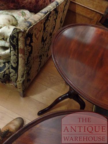 bijna paar antieke mahoniehouten tilt top tafels 3