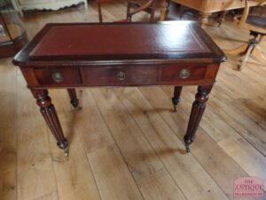 VERKOCHT SOLD klein lief antiek schrijftafeltje van circa 1820, gemaakt door Gillows of Lancaster