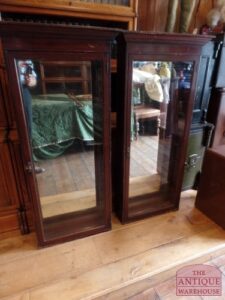 VERKOCHT SOLD paar antieke mahonie vitrinekastjes, VERKOCHT