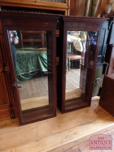 VERKOCHT SOLD paar antieke mahonie vitrinekastjes, VERKOCHT