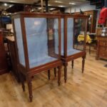 paar antieke mahonie vitrine’s 1