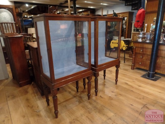 VERKOCHT SOLD paar antieke mahonie vitrine's